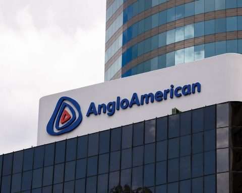 Anglo American Stock Slips as Teck Megadeal and De Beers Exit Face Their Next Big Test