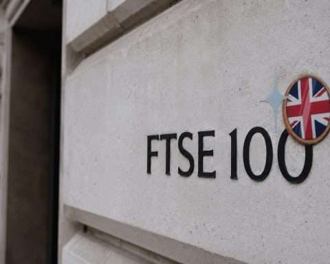 FTSE 100 Drops as Banks and Oil Giants Weigh on London Shares