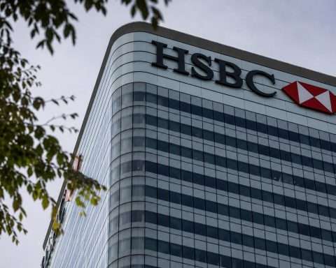 HSBC Slides in London as China Exposure Remains a Focus