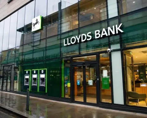 Lloyds Banking Group share price slips as motor finance delay tests buyback support