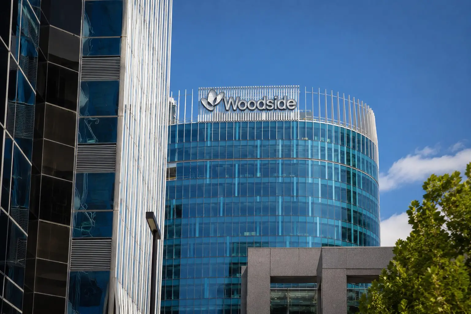 Woodside Energy Shares Gain With ASX Energy Stocks Amid Oil Swings