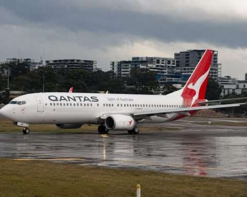 Qantas Shares Slip as Oil Prices and Western Sydney Project Stay in Focus