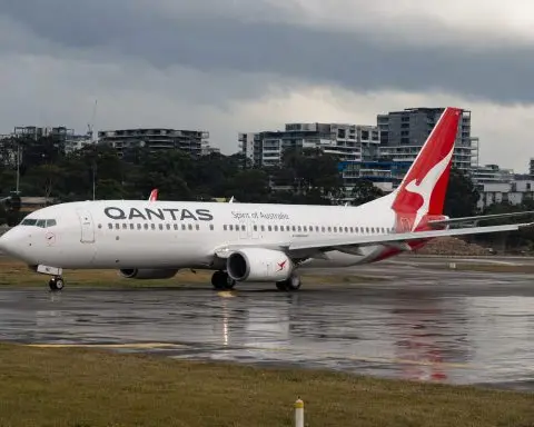 Qantas Shares Slip as Oil Prices and Western Sydney Project Stay in Focus