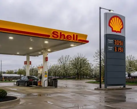Shell Shares Dip on Hold to Buybacks, Oil Weakness