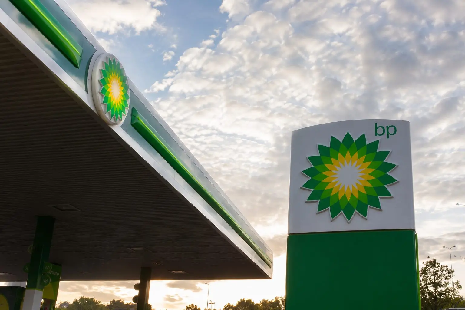 BP shares drop as FTSE 100 rises, Gulf divestment report brings debt strategy into view