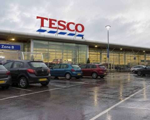 Tesco Shares Edge Higher Before Q1 Trading Update, Buyback in Focus