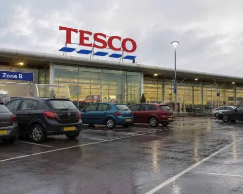 Tesco Shares Edge Higher Before Q1 Trading Update, Buyback in Focus