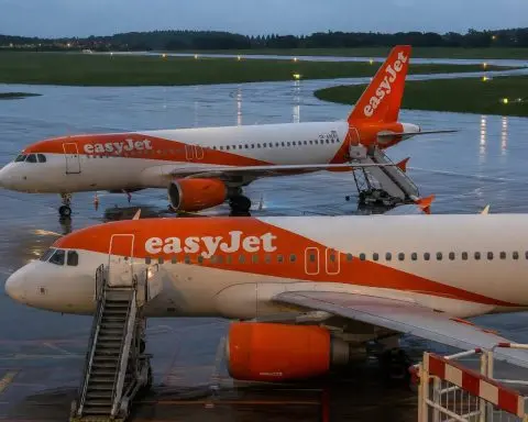 easyJet Edges Higher as Markets Watch Takeover Chatter