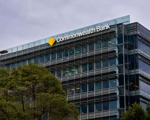Commonwealth Bank of Australia Shares Rebound Before RBA Decision as CBA Valuation Debate Intensifies