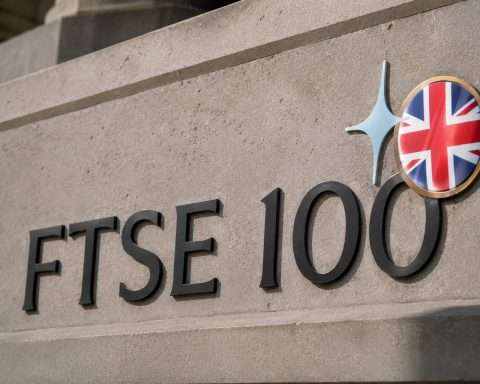 UBS Eyes FTSE 100 at 12,300; London Stocks Watch Oil, Rates, Sterling