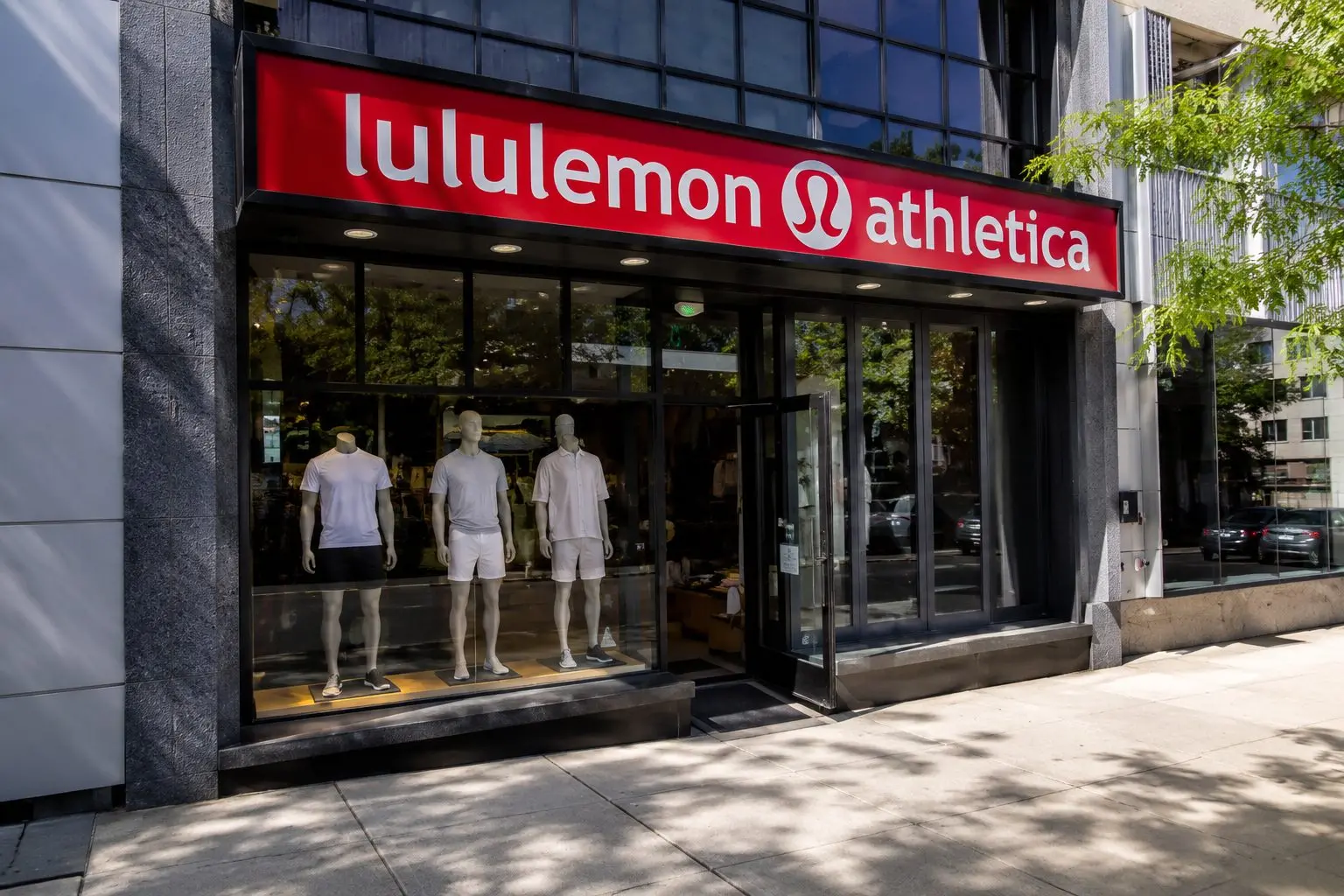 Lululemon Shares Drop Again as U.S. Sales Slowdown Stalls Recovery Moves