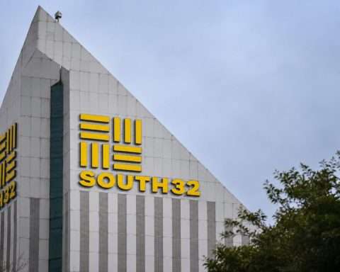 South32 Shares Approach 2026 High as Mozal Buyout Talks Turn Focus to Aluminium Risk