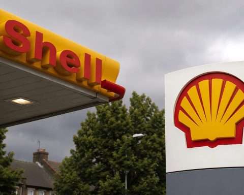 Shell Stock Drops as Oil and Buyback Moves Put ARC Purchase Center Stage