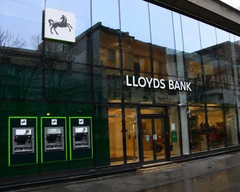 Lloyds Shares Rise as Investors Weigh Buybacks, Branch Cuts and Bank of England Rate Risk