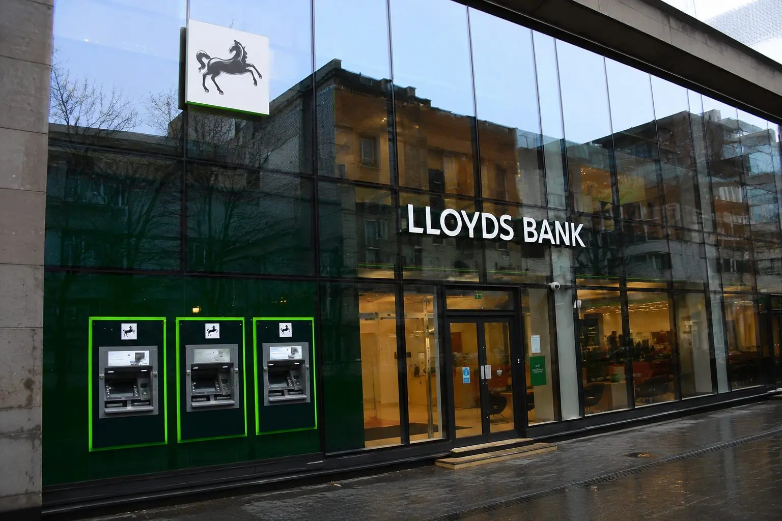 Lloyds Shares Rise as Investors Weigh Buybacks, Branch Cuts and Bank of England Rate Risk