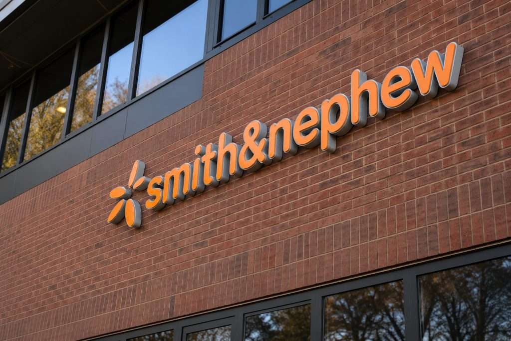Smith & Nephew Shares Hold Steady as Buyback and Cevian Stake Keep Turnaround in Focus