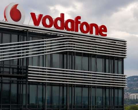 Vodafone Drops as Analysts Remain Wary