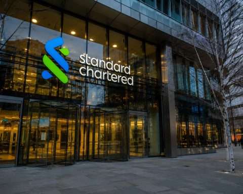 Standard Chartered Stock Climbs; Buyback Support Puts Attention on July Results