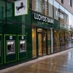 Lloyds Shares Gain After Bank Buyback and BoE Rate View