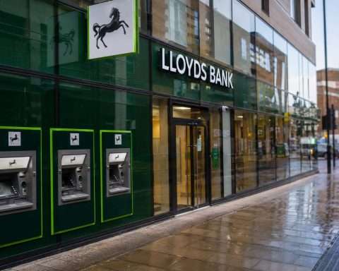 Lloyds Shares Gain After Bank Buyback and BoE Rate View