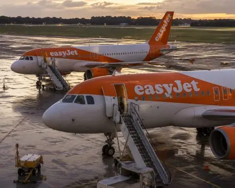 easyJet Stays Close to 500p as Castlelake Bid Deadline Approaches, Fuel Costs in Focus