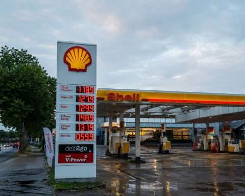 Shell drops on oil slump, investors face buyback pause