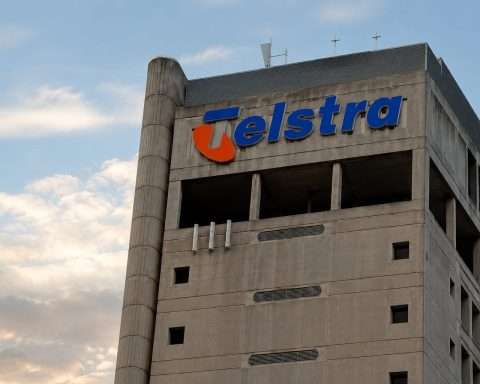 Telstra lags ASX rally, investors turn to August results