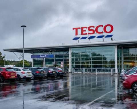 Tesco drops after UK sales come up short, profit guide steady