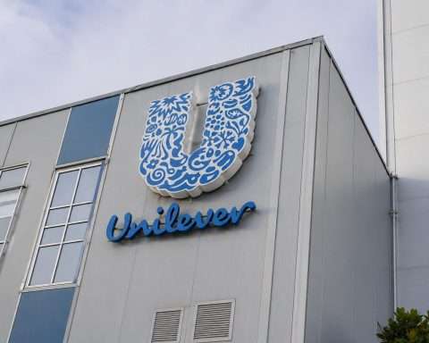 Unilever Stock Slips as AI Factory Rollout Meets Weak FTSE 100