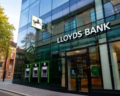 Lloyds drops after Bank of England holds rates at 3.75%