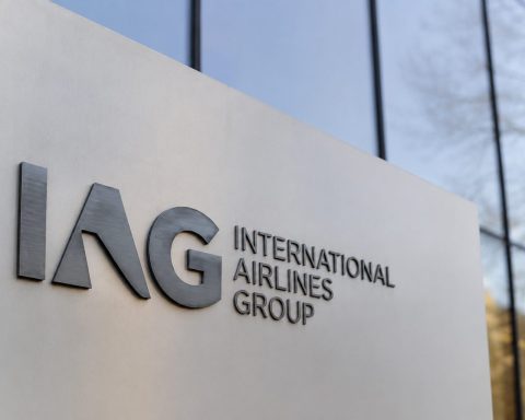 IAG (LON:IAG) touches new 52-week high after oil price dip despite dividend move