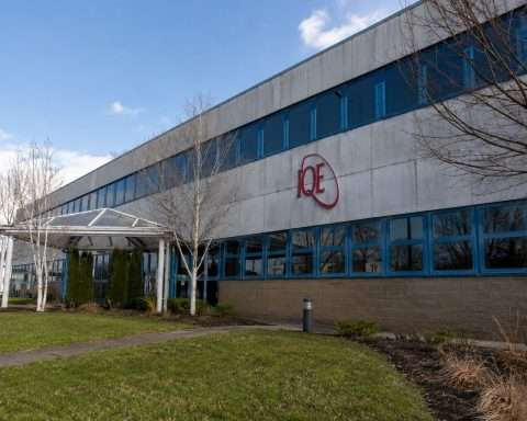 IQE Sinks 15% After AI Rally Falters for Chip Stocks