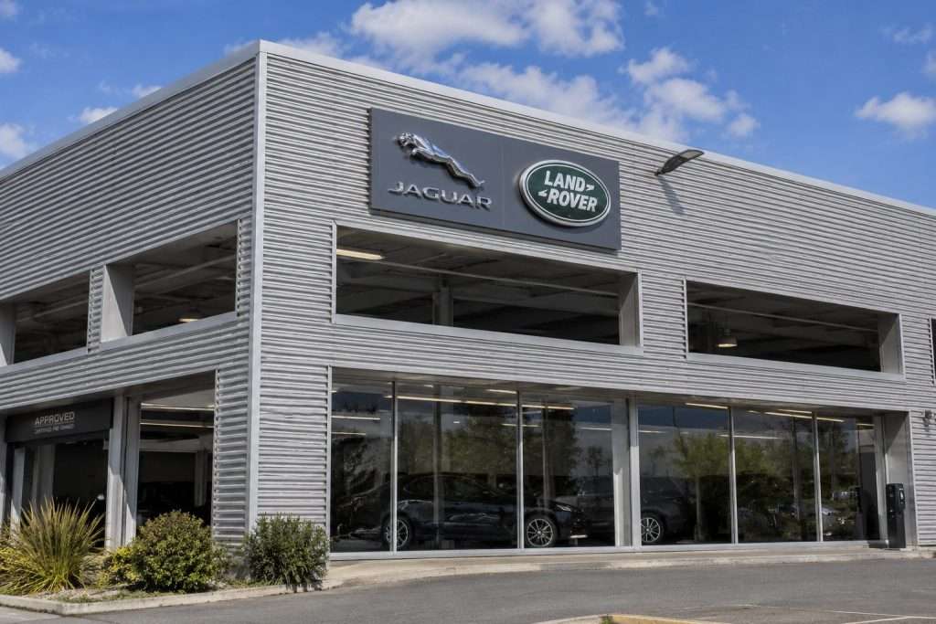 JLR Focuses U.S. Expansion on Defender, Hybrids as Stellantis Talks Continue