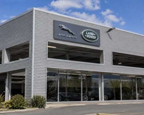 JLR Focuses U.S. Expansion on Defender, Hybrids as Stellantis Talks Continue