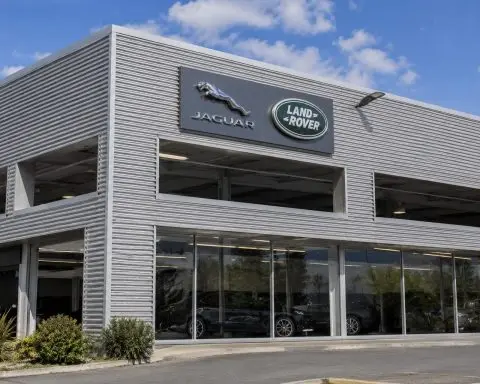 JLR Focuses U.S. Expansion on Defender, Hybrids as Stellantis Talks Continue