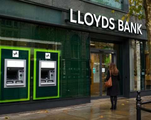 Lloyds (LON:LLOY) buyback questioned as mortgages drop, stock eyes 109p