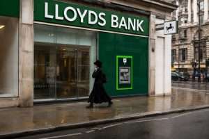 Lloyds shares finish week up 2.7% as bank targets 300 AI hires