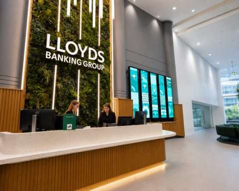 Lloyds Edges Up but £9.1bn Car-Finance Worry Persists Over Buybacks