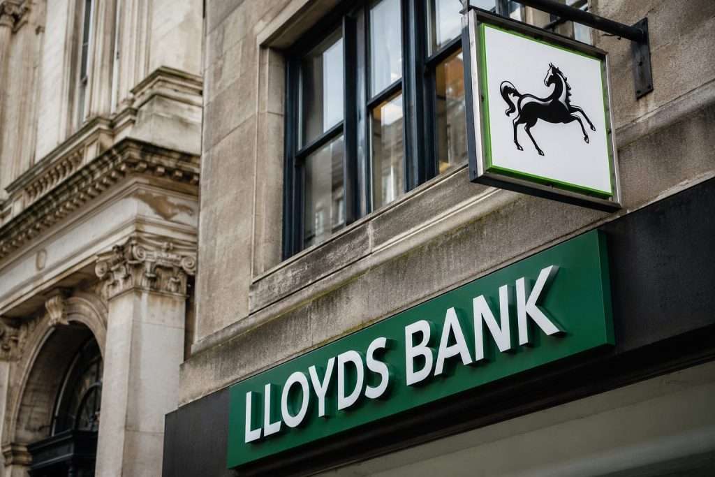 Lloyds Stock Drops Under £1 as Investors Weigh Buyback, Outage and Rate Bets