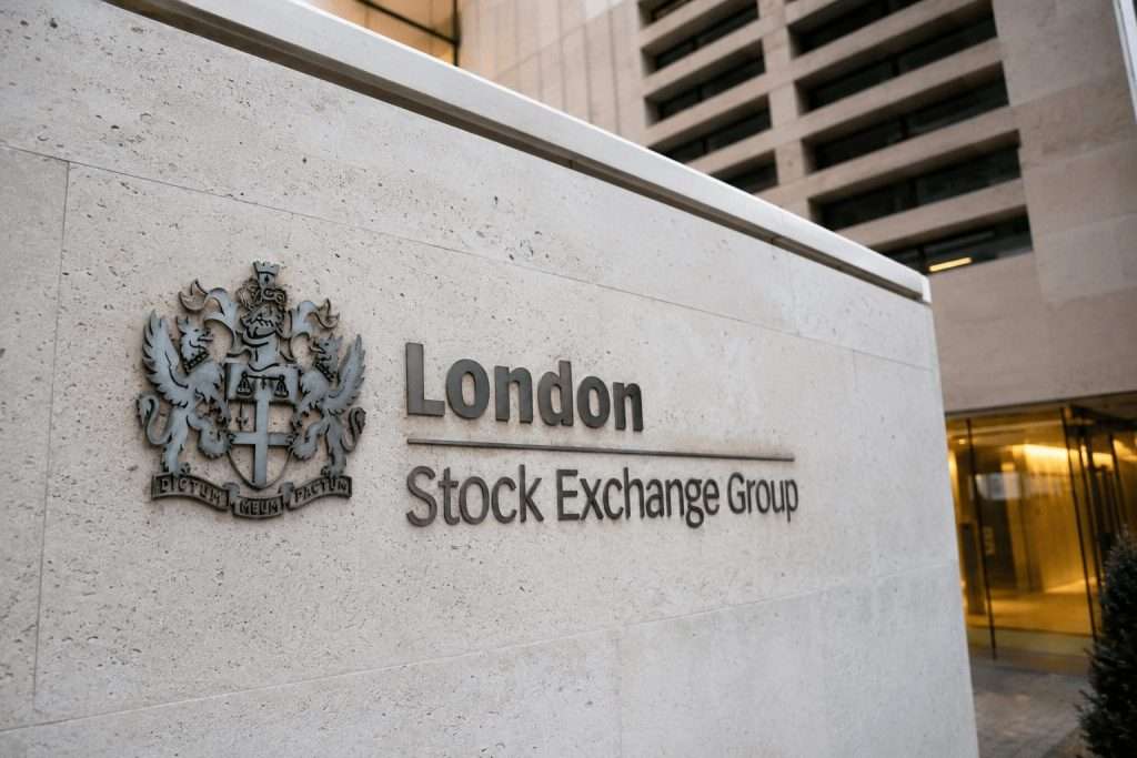 London Stock Exchange Group (LON:LSEG) edges up but stays under latest buyback price LSEG shares up as £16bn consensus gap draws attention to AI revenue test