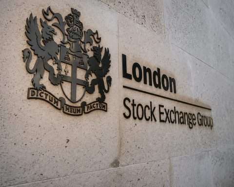 LSEG Stock Climbs; Investors Weigh AI Optimism Against Listing Concerns