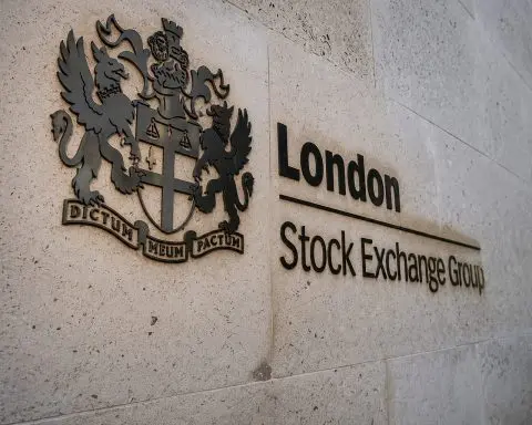 LSEG Stock Climbs; Investors Weigh AI Optimism Against Listing Concerns