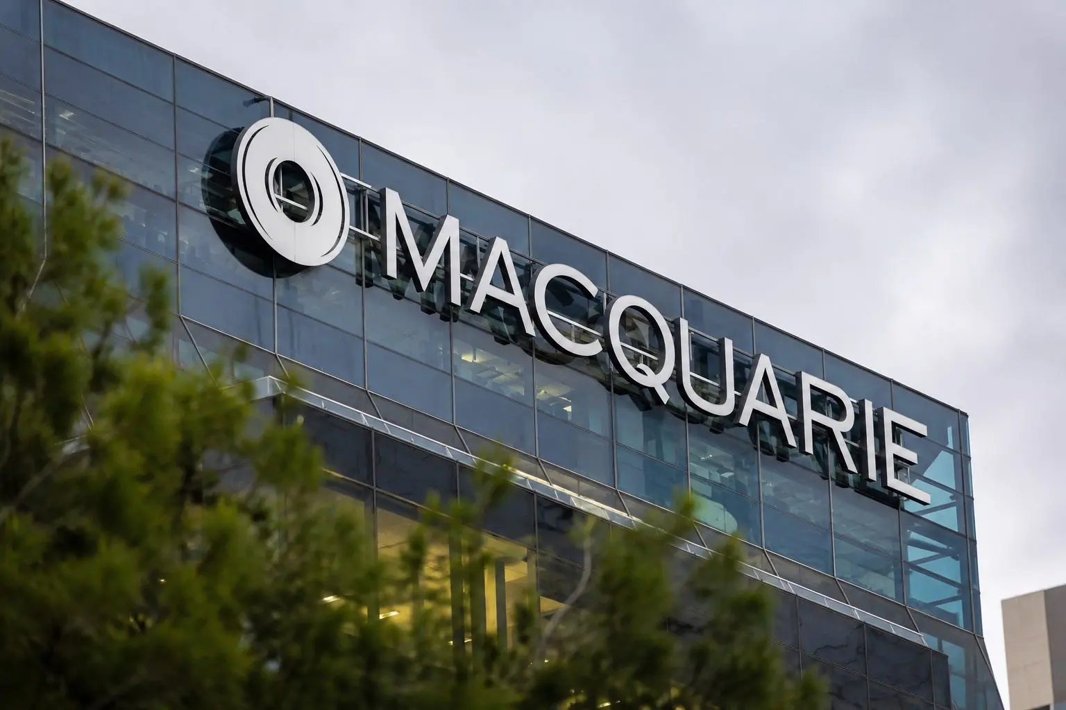 Macquarie Group Limited (ASX:MQG) stock pinned below record as filings crowd thin week