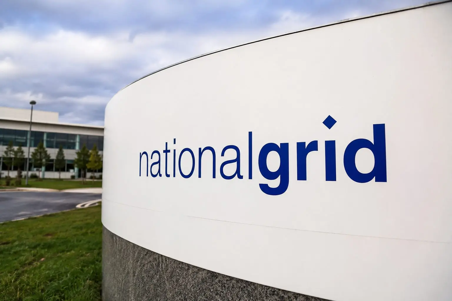 National Grid Down 1.6% as FTSE 100 Falls After Bank of England Holds Rates