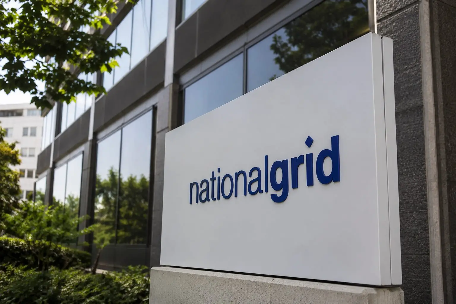 National Grid Shares Rebound 1.8% but End Volatile Week Nearly Flat