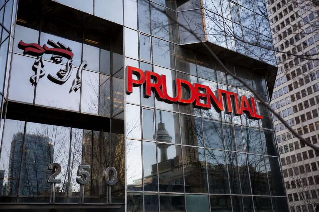 Prudential plc drops under £10, buyback average still above last trades