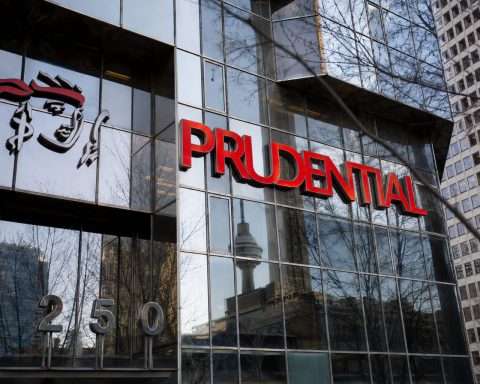 Prudential plc drops under £10, buyback average still above last trades