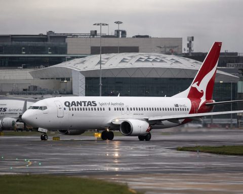 Qantas (ASX:QAN) up 4% after L1 exits stake, jet-fuel spread narrows