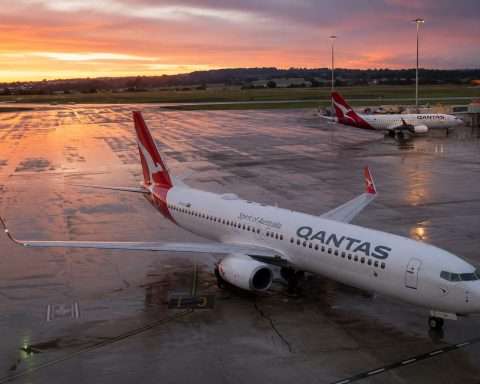 Qantas (ASX:QAN) stays above A$10 as oil prices drop
