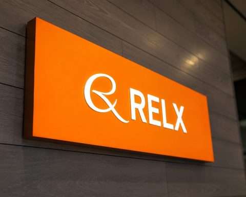 RELX Shares Recover After 4% Drop Amid AI Valuation Debate